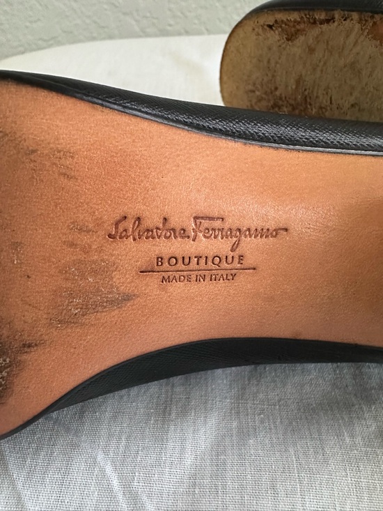 Salvatore Ferragamo Boutique Black Leather Pumps Size 8C Gold Gancini Italy - Picture 11 of 15